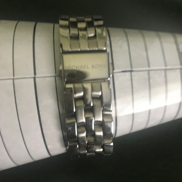 Michael Kors Silver Tone Oversized Stainless Steel Women’s Watch MK5882 - Picture 11 of 14